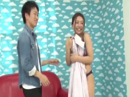 「い、挿れてみる？」むっちり爆乳妻がチェリーボーイを筆おろし！ free on - Ero Video 