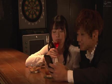 バーにいたカップルに睡媚薬を飲ませ寝取ってしまう悪徳バーテンダー free on - Ero Video 