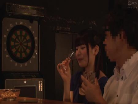 バーにいたカップルに睡媚薬を飲ませ寝取ってしまう悪徳バーテンダー free on - Ero Video 