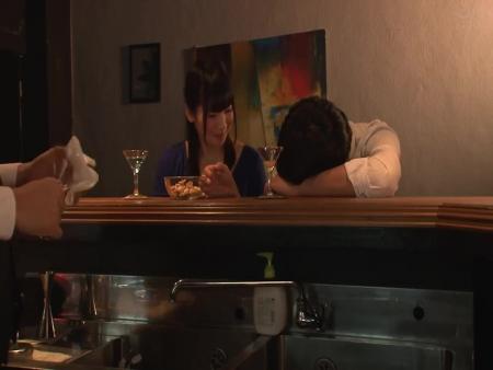 バーにいたカップルに睡媚薬を飲ませ寝取ってしまう悪徳バーテンダー free on - Ero Video 