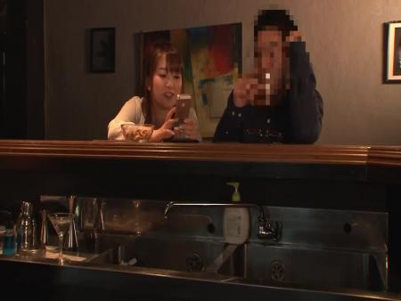 バーにいたカップルに睡媚薬を飲ませ寝取ってしまう悪徳バーテンダー free on - Ero Video 