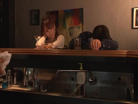 バーにいたカップルに睡媚薬を飲ませ寝取ってしまう悪徳バーテンダー free on - Ero Video 