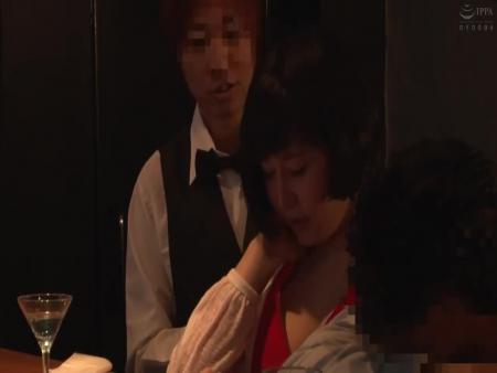 バーにいたカップルに睡媚薬を飲ませ寝取ってしまう悪徳バーテンダー free on - Ero Video 