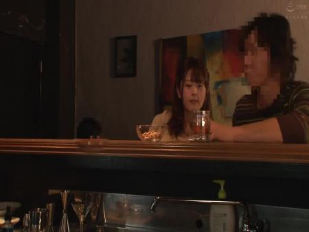 バーにいたカップルに睡媚薬を飲ませ寝取ってしまう悪徳バーテンダー free on - Ero Video 