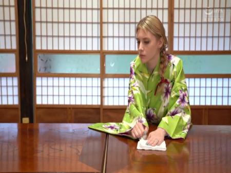 移民政策でやってきた外国人の女将さんが肉体で常連客を接待！ free on - Ero Video 