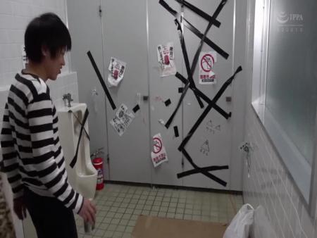 「ヤヴァィ！ヤバい！逝っちゃうッテ！」泥酔したガチギャルを公衆トイレに連れ込んで強制中出し盗撮 iQoo free on - Ero Video 