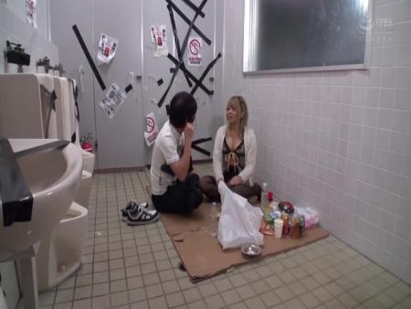 「ヤヴァィ！ヤバい！逝っちゃうッテ！」泥酔したガチギャルを公衆トイレに連れ込んで強制中出し盗撮 iQoo free on - Ero Video 