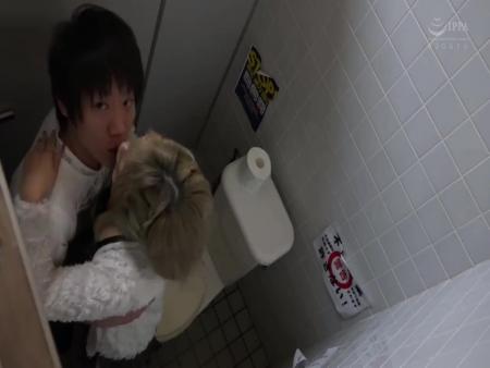 「ヤヴァィ！ヤバい！逝っちゃうッテ！」泥酔したガチギャルを公衆トイレに連れ込んで強制中出し盗撮 iQoo free on - Ero Video 