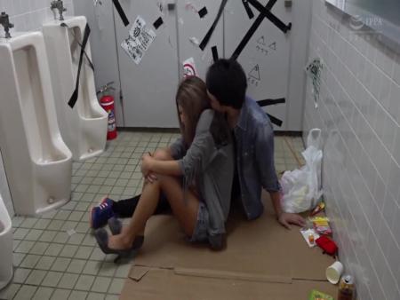 「ヤヴァィ！ヤバい！逝っちゃうッテ！」泥酔したガチギャルを公衆トイレに連れ込んで強制中出し盗撮 iQoo free on - Ero Video 