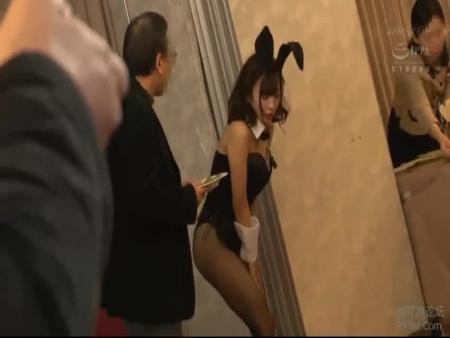 バニーガールの格好したイベントガールに強姦魔が近づき中出しレイプ！ iQoo free on - Ero Video 