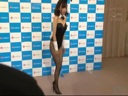 バニーガールの格好したイベントガールに強姦魔が近づき中出しレイプ！ iQoo free on - Ero Video 
