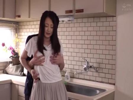 【50代熟女】自慰行為を覗いてた浪人生の甥っ子に迫られフェラ抜き口内射精→若いチンポでの近親相姦 free on - Ero Video 
