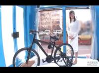 ＜MM号＞マジックミラー号に連れ込まれた人妻が電マで痙攣アクメ!イキ潮吹きまくりのまんこに他人ちんぽをぶち込み大量潮吹き