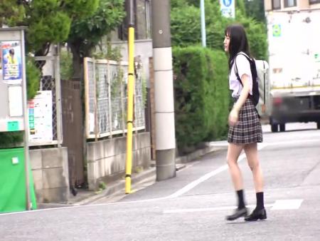 【睡眠姦】黒髪が綺麗な素人女子校生をストーキング！お昼寝中にハメちゃいましたｗ iQoo free on - Ero Video 