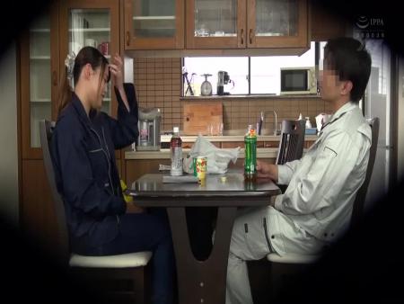 【盗撮】巨乳美人妻が夫を裏切りパート先の若いバイト君に寝取られる一部始終… iQoo free on - Ero Video 