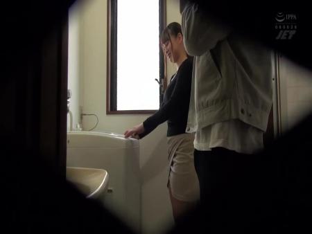 【盗撮】巨乳美人妻が夫を裏切りパート先の若いバイト君に寝取られる一部始終… iQoo free on - Ero Video 