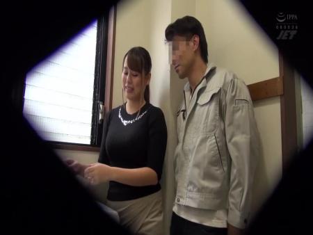 【盗撮】巨乳美人妻が夫を裏切りパート先の若いバイト君に寝取られる一部始終… iQoo free on - Ero Video 