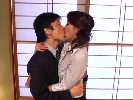 【艶堂しほり（遠藤しおり）】隣人の美人なおばさんにエッチなイタズラ!フル勃起した肉棒をぶち込みバックで激ピスセックス - 