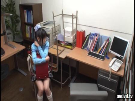 催眠術で教え子に性的いたずらをする小学校教師！幼い口とマ●コにズボズボハメまくる free on - Ero Video 