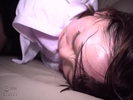 美人OLを尾行し押し込みレイプ！口とマ●コとアナルにねじ込まれ輪姦にイキ狂う free on - Ero Video 