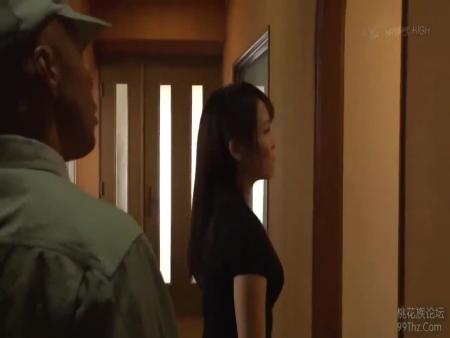 【レイプ】修理業者にいきなり電マ責めされて巨乳人妻が潮吹き！脱ぎかけシーンズで拘束状態になってバックで犯される！ iQoo free on - Ero Video 