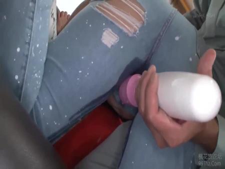 【レイプ】修理業者にいきなり電マ責めされて巨乳人妻が潮吹き！脱ぎかけシーンズで拘束状態になってバックで犯される！ iQoo free on - Ero Video 