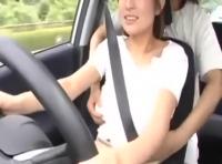運転中の美女の体をじっくり責めてそのままハメる中出しドライブ